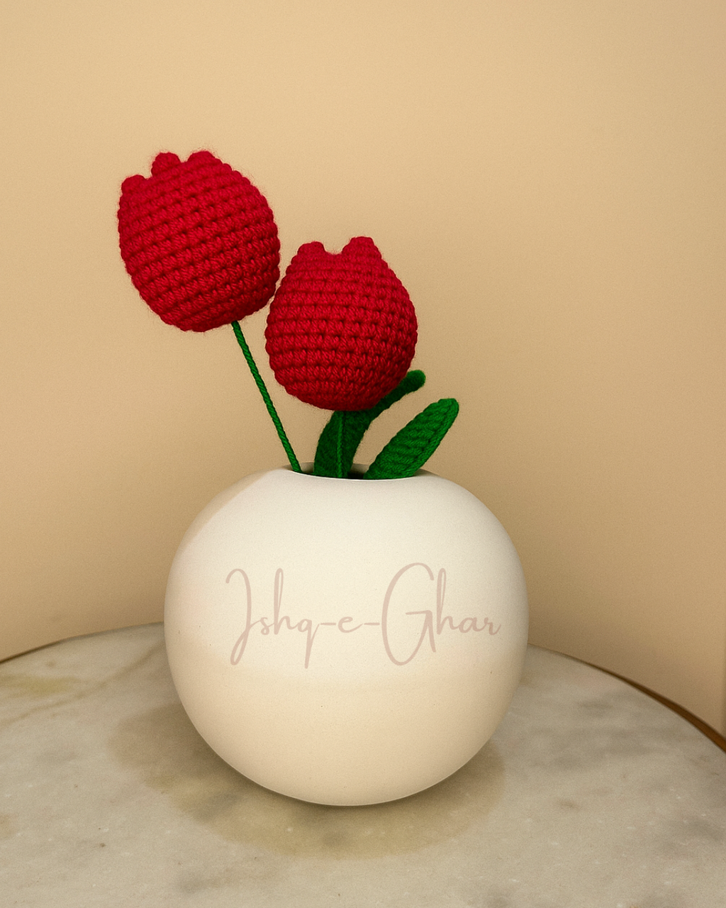 Phulera white with 2 red tulips